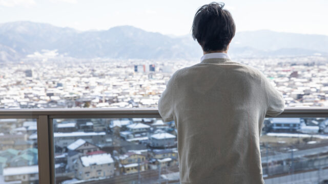 賃貸住宅の共用廊下に目隠しを設置する義務はあるか？―民法235条1項の適用を巡る隣地住民の請求が棄却された事例